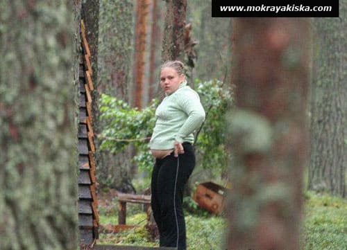 Зрелые дамы попались писающими на природе 7 фото