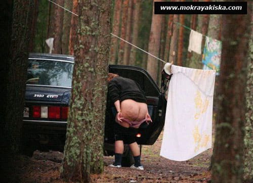 Зрелые дамы попались писающими на природе 9 фото