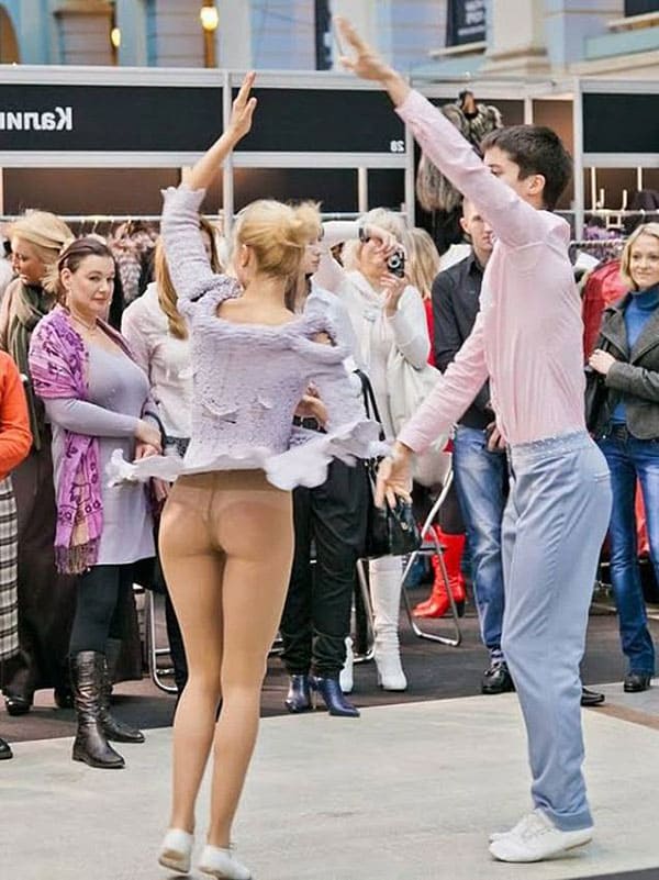 Подсмотренные засветы под юбками девушек 3 фото