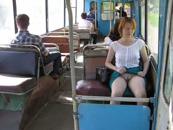 Обнаженные девушки в общественных местах 24 фото