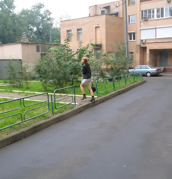Писающая за гаражами девушка попалась на скрытую камеру 1 фото