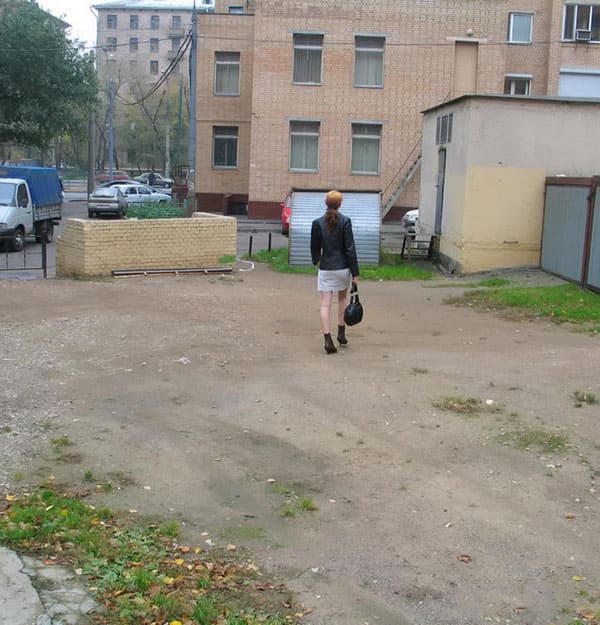 Писающая за гаражами девушка попалась на скрытую камеру 15 фото