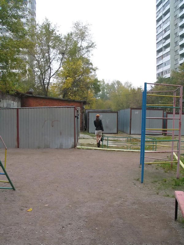 Писающая за гаражами девушка попалась на скрытую камеру 2 фото