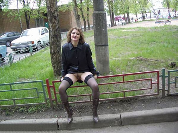 Обнажённые девушки на прогулке в городе 13 фото