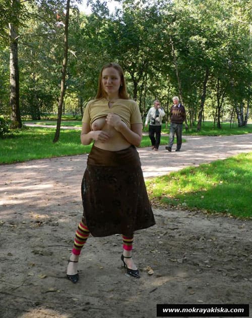 Лида фотографируется голой на улице 5 фото