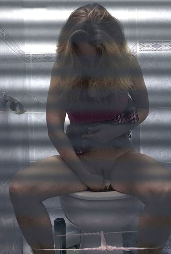 Подсмотренные случайные фотографии интимных мест девушек 2 фото