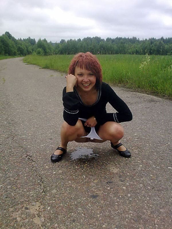 Женщины писают на улице и в общественных местах 21 фото
