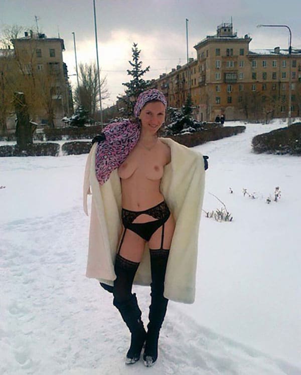 Девушки без комплексов раздеваются на улице ради порно фото 27 фото