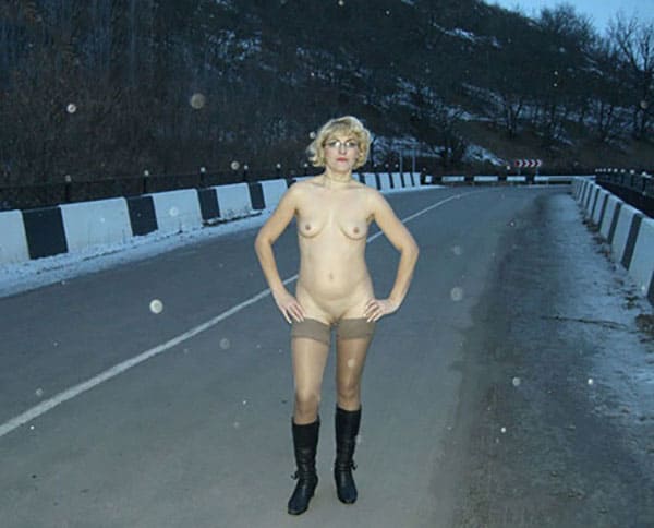 Голая женщина фотографируется с наряженной ёлочкой во дворе 12 фото