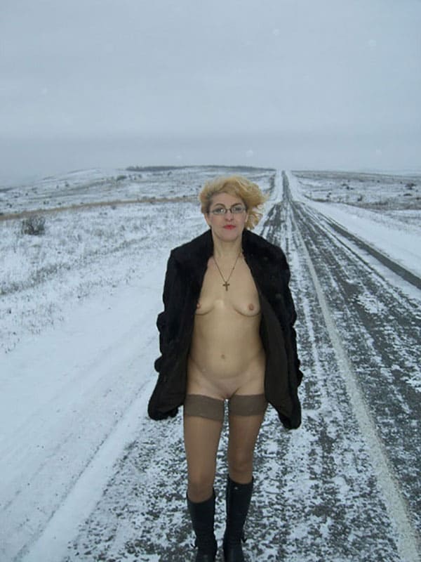 Голая женщина фотографируется с наряженной ёлочкой во дворе 8 фото