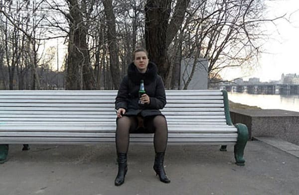 Девушка в джинсах с вырезом на пизде морозит зимой писю на улице 21 фото