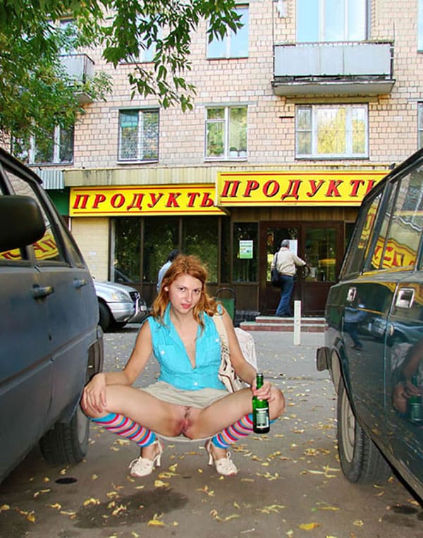 Девушек возбуждает раздеваться и фотографироваться на улице голышом 24 фото