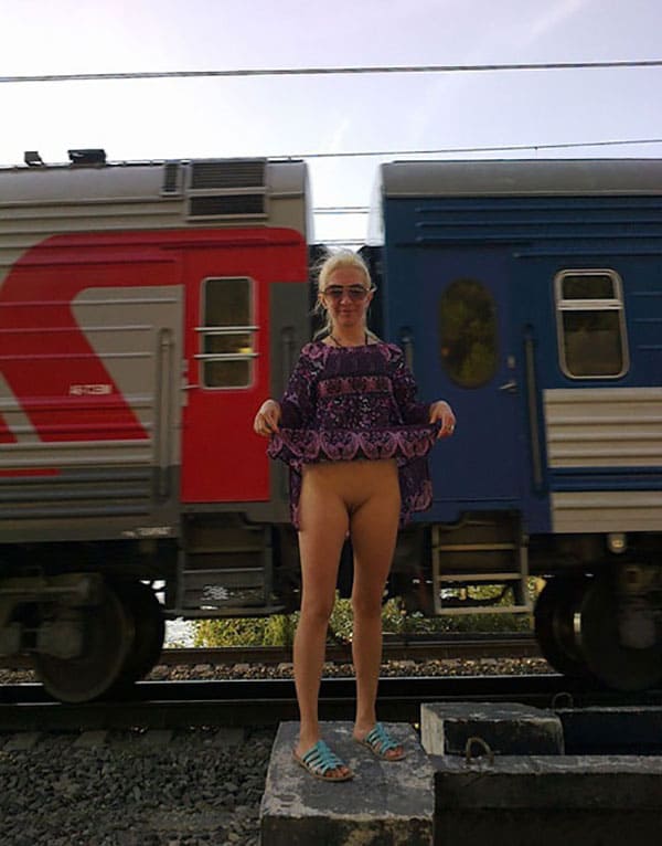 Бесстыжие девушки раздеваются прилюдно 2 фото