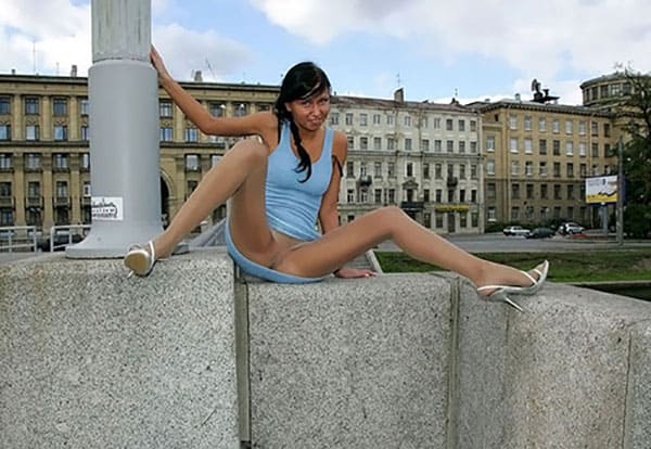 На улице Весна! Одеваем короткое платье и ходим по городу без трусиков 15 фото