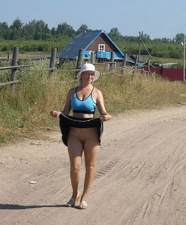 Смотреть голые девушки без комплексов на улице 19 фото