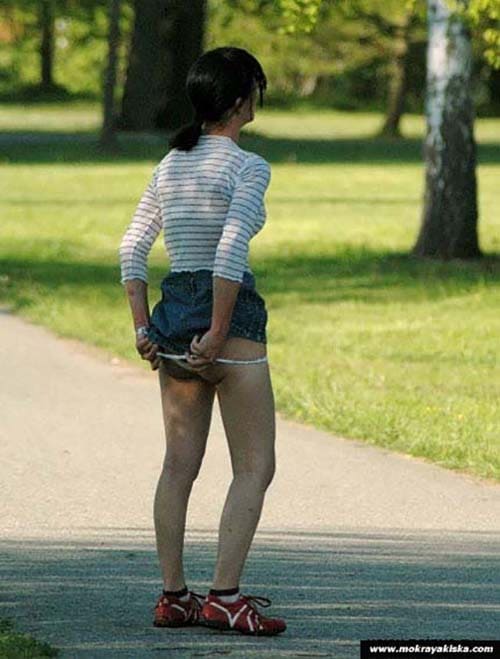 С девушки на улице сняли трусы 9 фото