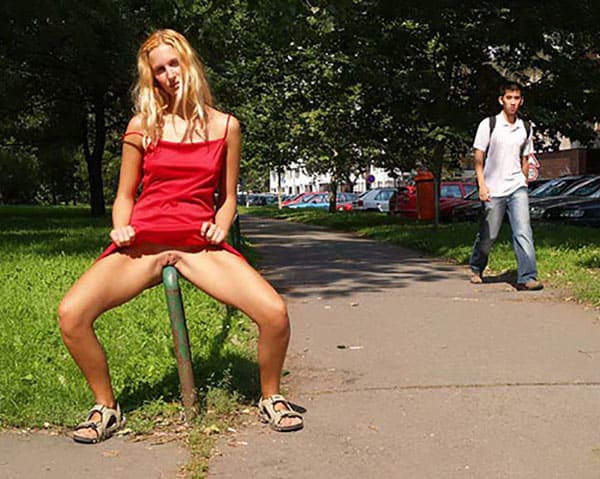 Девушки бегают по улице голые 10 фото