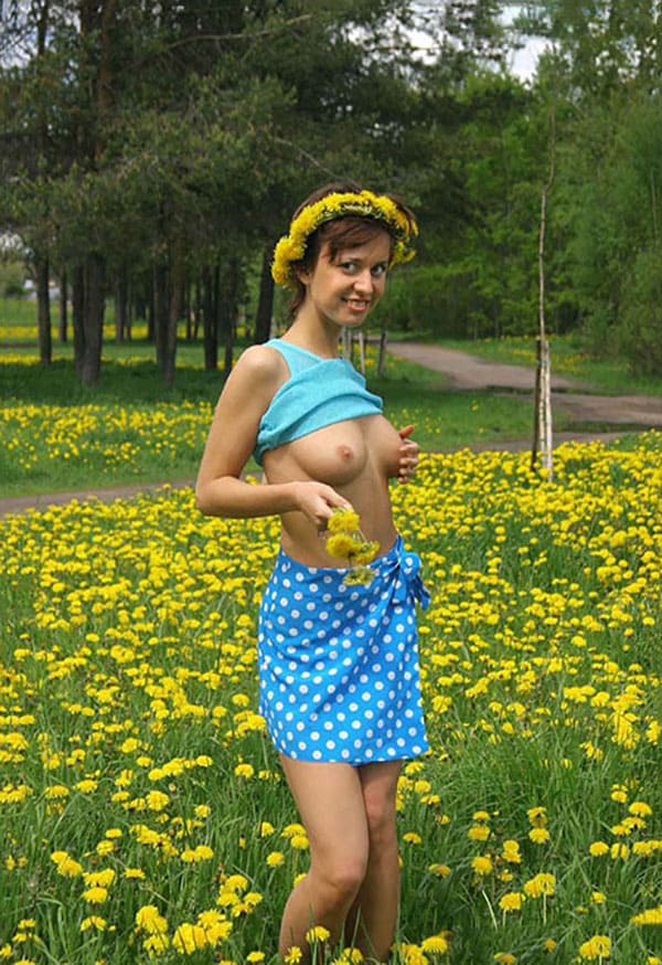 Голые девушки в общественных местах 14 фото