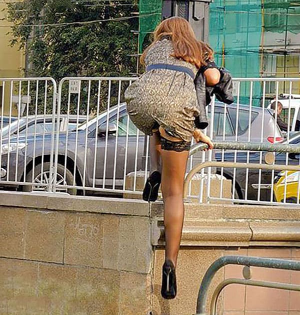 Подсмотренные фото девушек в трусиках и без 4 фото
