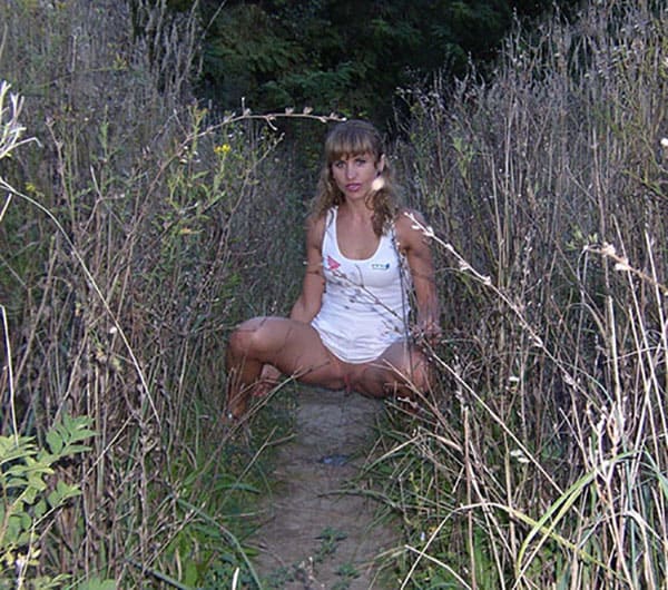 Фото писающих девушек на улице 19 фото