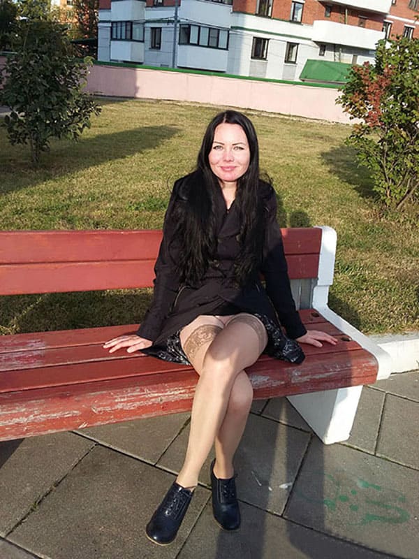 Городские девушки в юбках без трусиков 2 фото