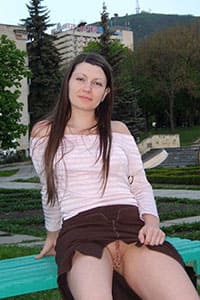 Городские девушки в юбках без трусиков