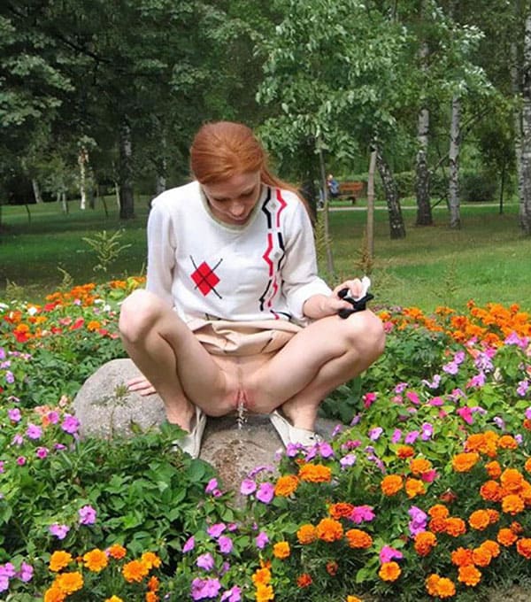 Откуда девушки писают фото 4 фото