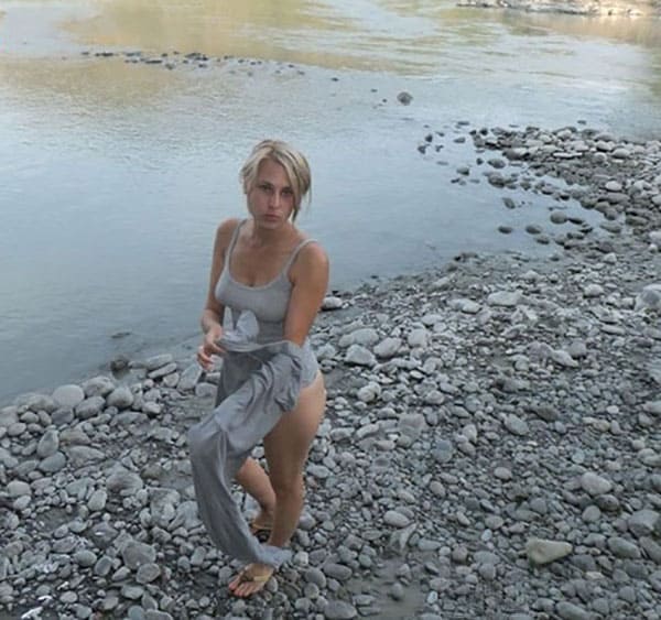 Разделась догола чтобы искупаться в горной речке 3 фото