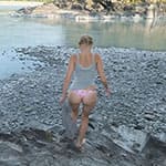 Разделась догола чтобы искупаться в горной речке