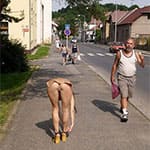 Голые среди людей на улице