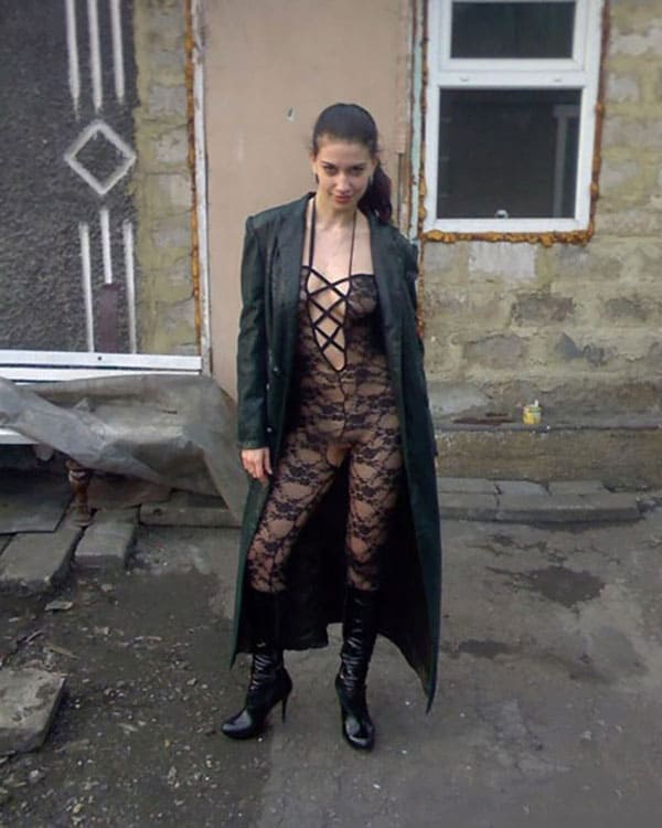 Без стыда девушки раздеваются на улице 12 фото
