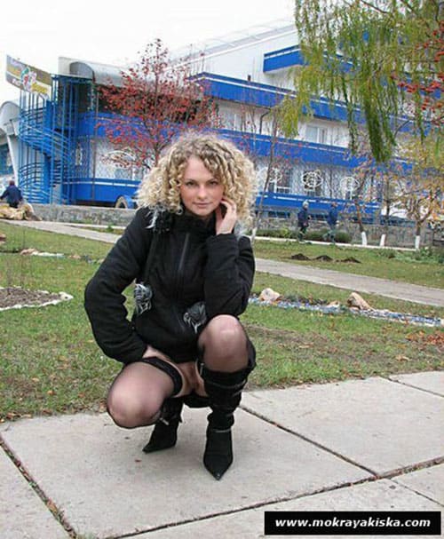 Голые девчонки на улице 12 фото