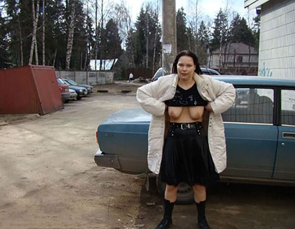 Голые девушки на публике 31 фото