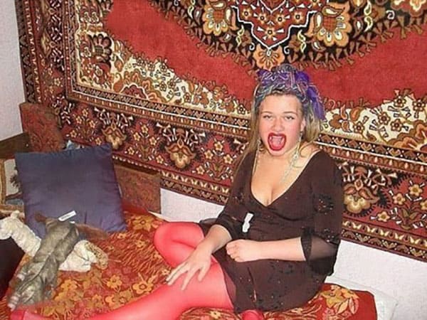 Русское ню девушек на фоне ковра 31 фото