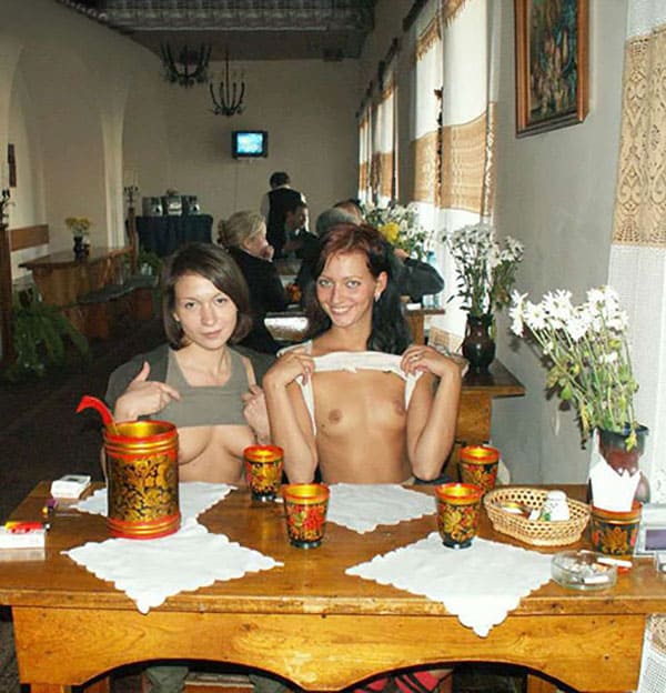 Уличные девки показали письку при людях 4 фото