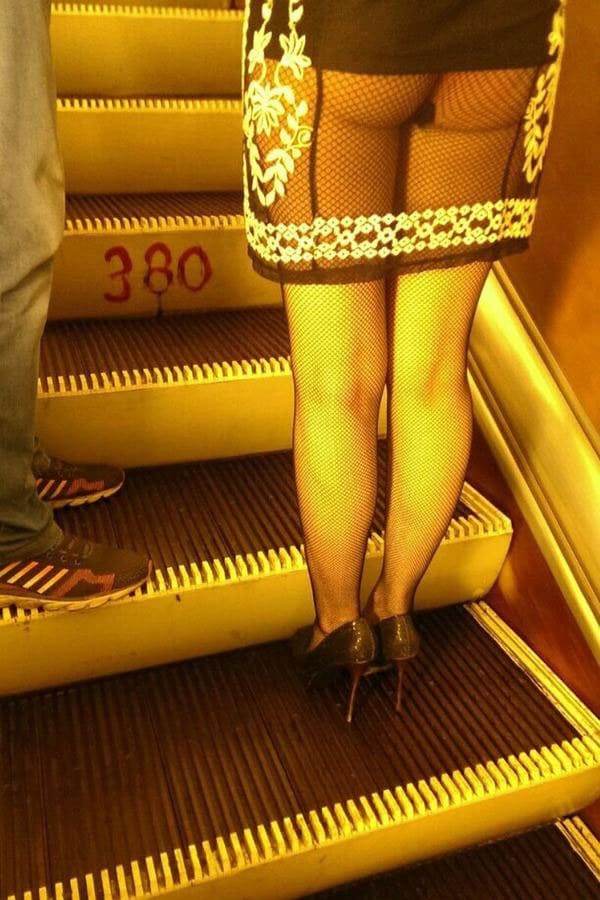 Подсмотренное за девушками в метро 5 фото