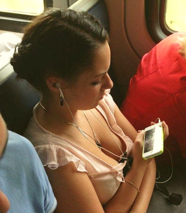 Подсмотренное за девушками в метро 9 фото