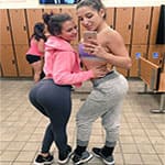 Селфи спортивных подруг в секси леггинсах